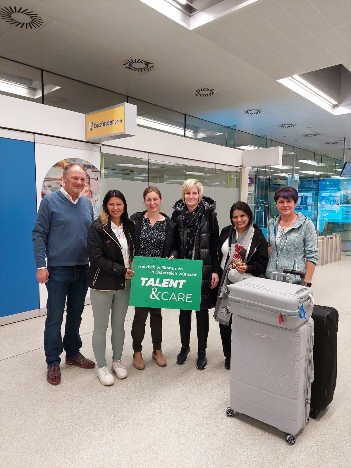 Bild enthält, Coat, Groupshot, Person, Adult, Female, Woman, Male, Man, Jacket, Face