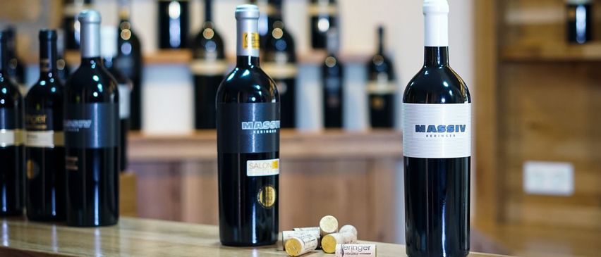 Bild enthält, Alcohol, Beverage, Liquor, Wine, Bottle, Outdoors, Nature, Wine Bottle