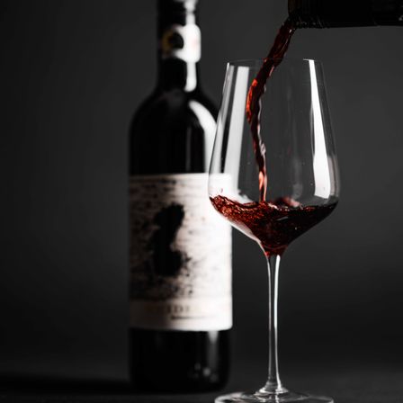 Bild enthält, Alcohol, Beverage, Bottle, Liquor, Wine, Wine Bottle, Glass, Red Wine, Microphone, Beer