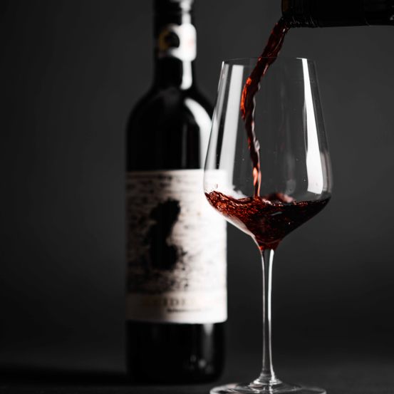 Bild enthält, Alcohol, Beverage, Bottle, Liquor, Wine, Wine Bottle, Glass, Red Wine, Microphone, Beer