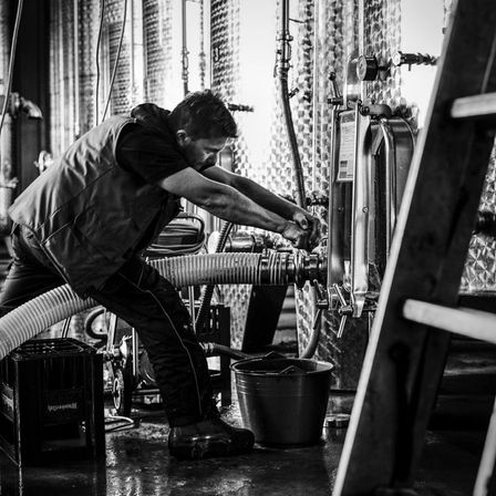 Bild enthält, Adult, Male, Man, Person, Worker, Factory, Photography, Shoe, Outdoors, Portrait