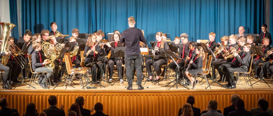 Bild enthält, Group Performance, Music Band, Person, Indoors, Adult, Male, Man, Female, Woman, Concert