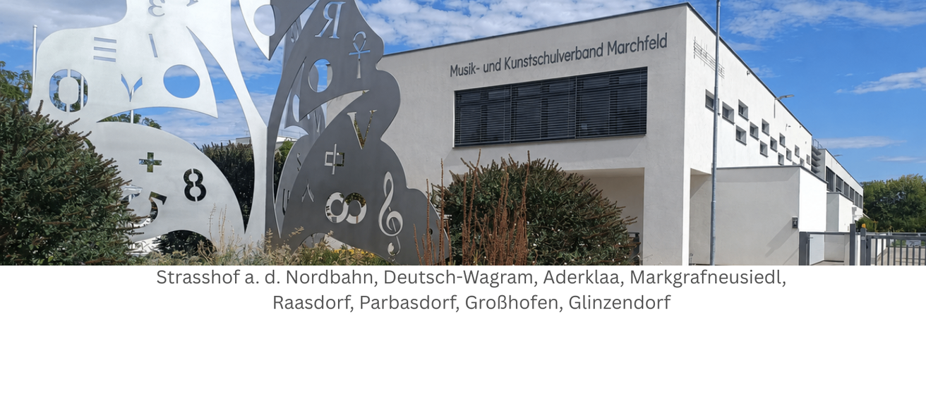 Ein modernes Gebäude mit einem Schild, das 'Musik- und Kunstschulverband Marchfeld' besagt. Vor dem Gebäude steht eine Metallskulptur einer Schmetterlings.