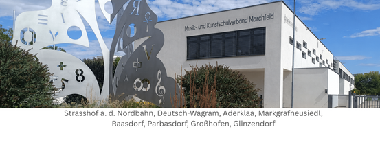 Ein modernes Gebäude mit einem Schild, das 'Musik- und Kunstschulverband Marchfeld' besagt. Vor dem Gebäude steht eine Metallskulptur einer Schmetterlings.