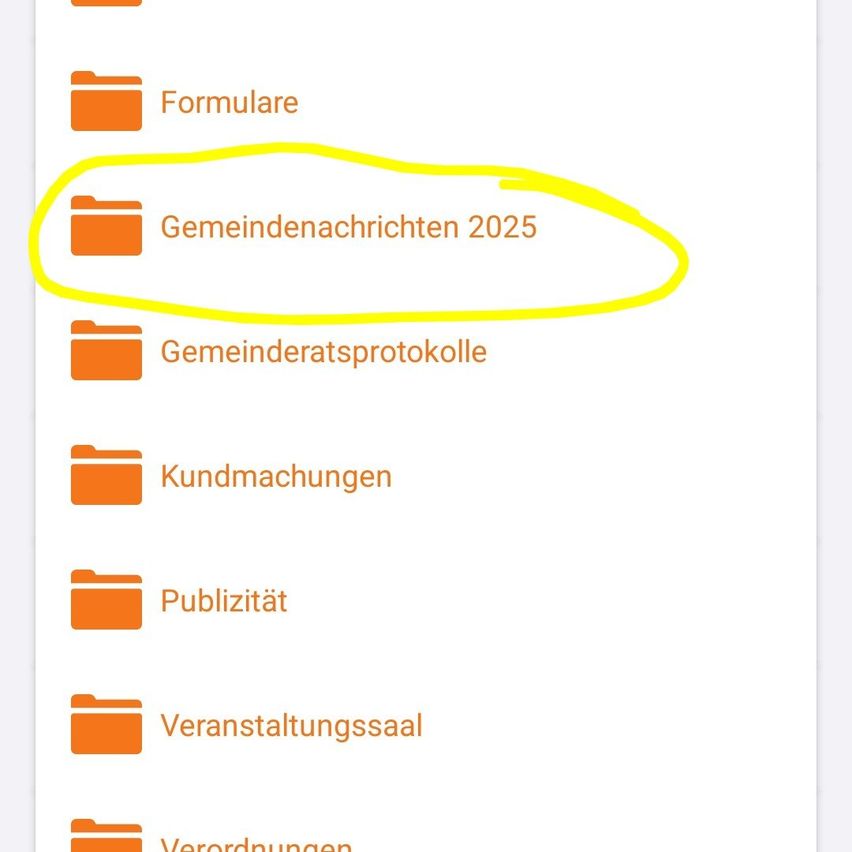 Ein Menü mit einem hervorgehobenen Abschnitt, beschriftet mit 'Gemeindenachrichten 2025', umfasst weitere Abschnitte wie 'Formulare', 'Gemeinderatsprotokolle', 'Kundmachungen', 'Publizitat', 'Veranstaltungssaal' und 'Verordnungen'.