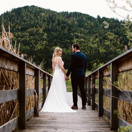 Bild enthält, Clothing, Dress, Formal Wear, Gown, Wedding, Wedding Gown, Hand, Person, Bridegroom, Holding Hands