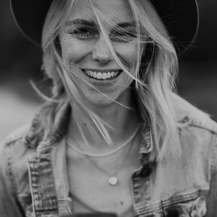 Bild enthält, Face, Head, Person, Smile, Photography, Portrait, Hat, Adult, Female, Woman