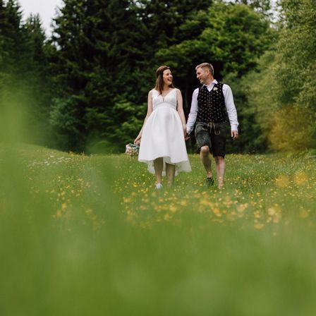 Bild enthält, Dress, Grass, Tree, Vegetation, Portrait, Grove, Woodland, Walking, Coat, Formal Wear