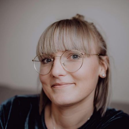 Bild enthält, Blonde, Hair, Person, Face, Head, Smile, Accessories, Glasses, Neck, Brown Hair