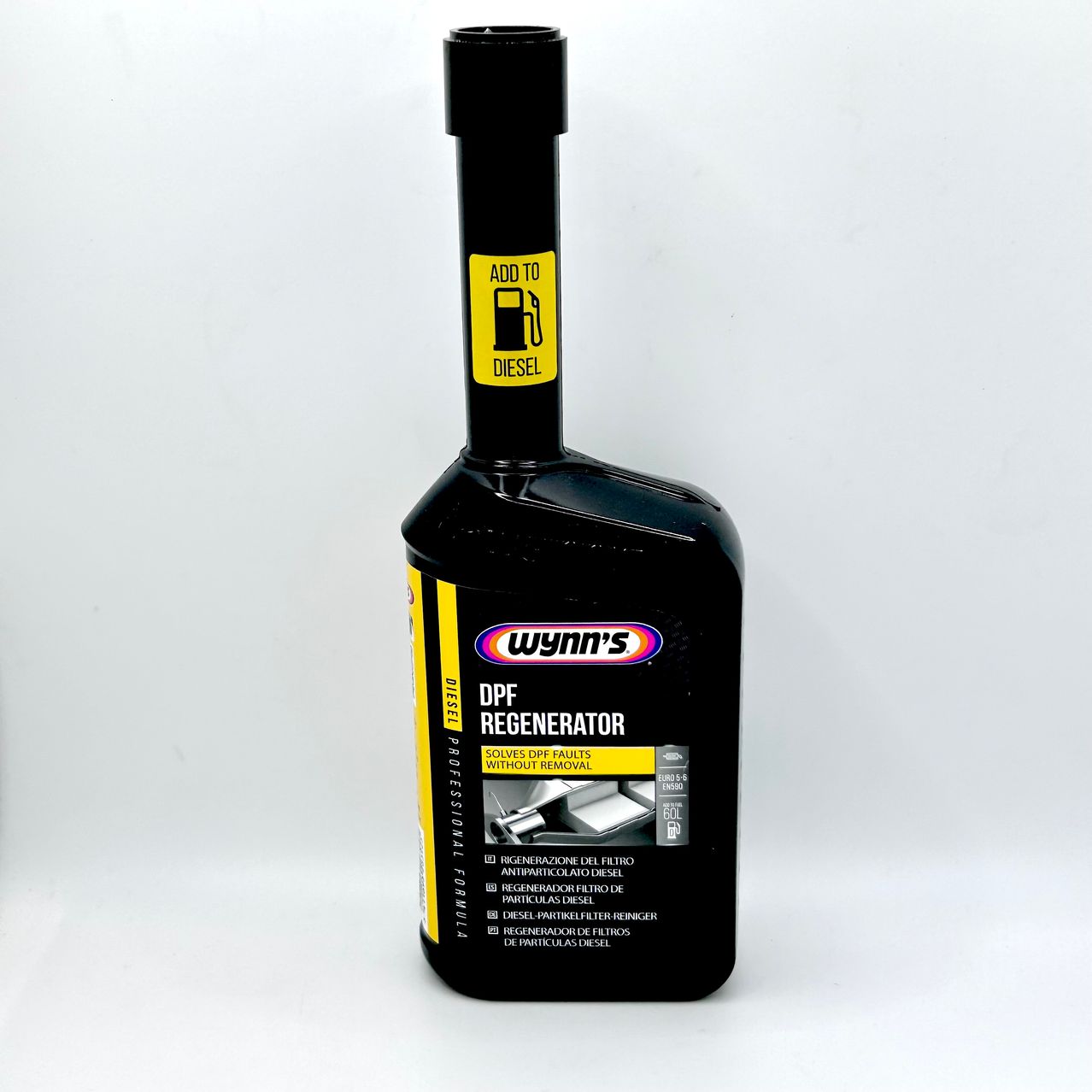 Eine schwarze Flasche mit Wynn's DPF Regenerator wird auf weißem Hintergrund gezeigt. Sie hat ein gelbes Etikett mit 'ADD TO DIESEL'.