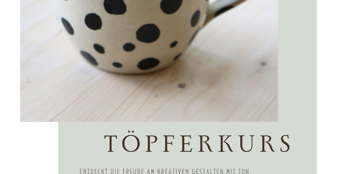 Eine weiße Tasse mit schwarzen Punkten auf weißem Hintergrund. Sie steht auf einer Holzoberfläche. Unten steht 'TOFFERKURS', 'Töpferkurs' und 'Entdecke die Freude am kreativen Gestalten mit Ton'. Der Preis ist 70€ inklusive Ton. Zusätzliche Kosten fürs Glasieren.