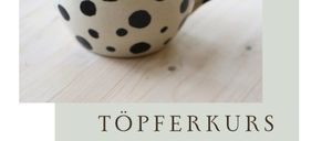 Eine weiße Tasse mit schwarzen Punkten auf weißem Hintergrund. Sie steht auf einer Holzoberfläche. Unten steht 'TOFFERKURS', 'Töpferkurs' und 'Entdecke die Freude am kreativen Gestalten mit Ton'. Der Preis ist 70€ inklusive Ton. Zusätzliche Kosten fürs Glasieren.