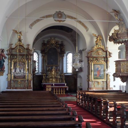 Der Innenraum der Kirche ist reich verziert und umfasst einen goldenen Altar, Kronleuchter und Holzbänke. Neben dem Altar ist ein großes Gemälde ausgestellt. Die Wände sind mit kunstvollen goldenen Schnitzereien verziert.