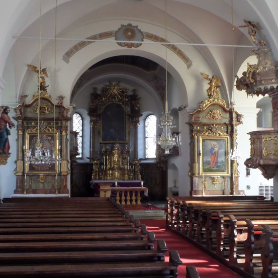 Der Innenraum der Kirche ist reich verziert und umfasst einen goldenen Altar, Kronleuchter und Holzbänke. Neben dem Altar ist ein großes Gemälde ausgestellt. Die Wände sind mit kunstvollen goldenen Schnitzereien verziert.