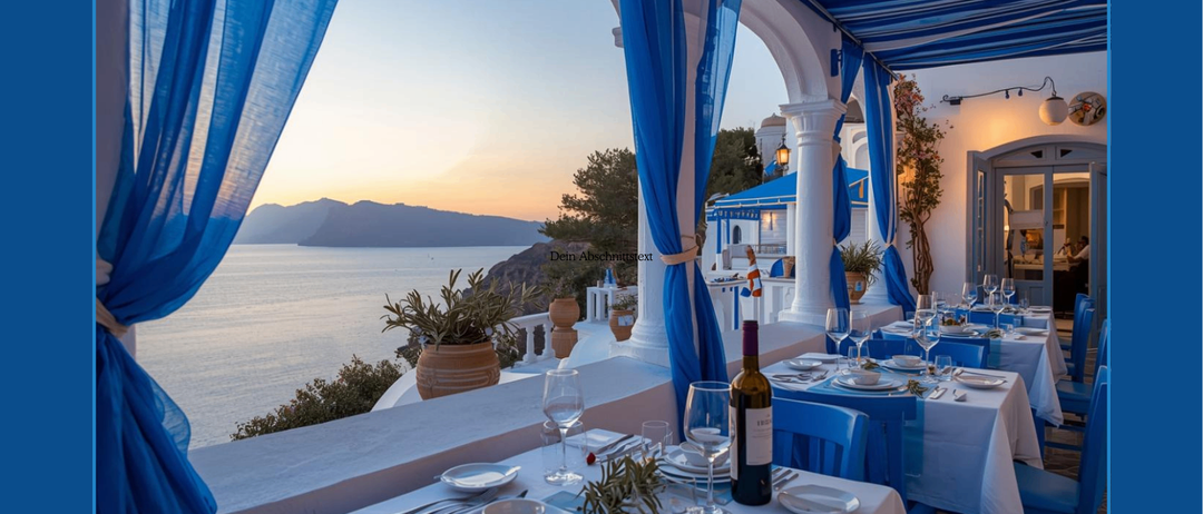 Blaue Vorhänge, ein Tisch mit einer Flasche Wein, Gläsern und Tellern. Ein Meerblick ist im Hintergrund sichtbar. Datum: 14.03.2026. Ein 3-Gänge-Menü wird serviert.