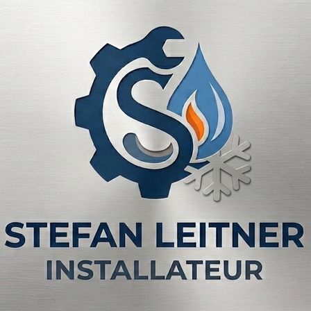 Das Logo von Stefan Leitner, einem Installateur, zeigt ein blaues Zahnrad mit einem Wassertropfen und einem Schneeflocke. Der Name Stefan Leitner ist in fetten blauen Buchstaben geschrieben.