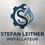 Installateur Stefan Leitner-Logo. Das Logo von Stefan Leitner, einem Installateur, zeigt ein blaues Zahnrad mit einem Wassertropfen und einem Schneeflocke. Der Name Stefan Leitner ist in fetten blauen Buchstaben geschrieben.