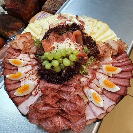 Bild enthält, Brunch, Food, Food Presentation, Egg, Meal, Platter, Meat, Pork