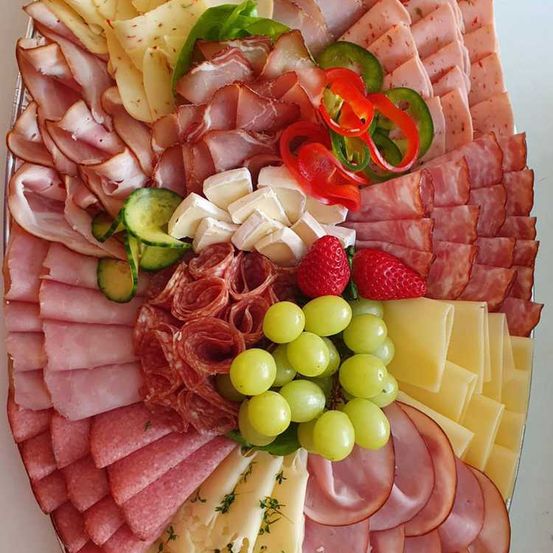 Bild enthält, Dish, Food, Meal, Platter, Food Presentation, Meat, Pork, Cheese