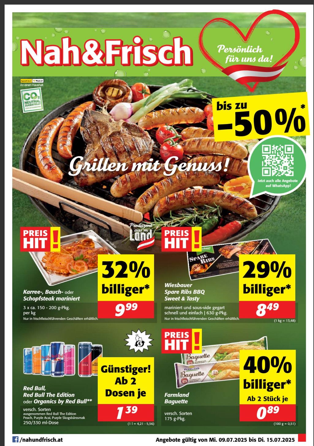 Rabattanzeige mit gegrilltem Fleisch auf einem Grill mit Preisreduzierung bis zu 50%. Beinhaltet marinierte Rippchen und süß-saure Rippchen mit Ersparnissen. Erwähnt auch einen QR-Code für weitere Angebote auf WhatsApp.