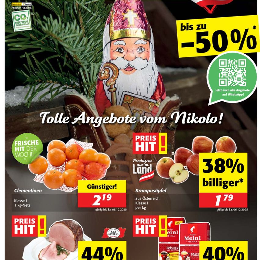 Ein Flyer zeigt eine Weihnachtsmann-Figur mit einem Banner für Preissenkungen darüber. Es hebt frische Produkte wie Mandarinen und Äpfel mit Preissenkungen hervor. QR-Code für WhatsApp ist vorhanden. Es bietet Angebote wie 44% Rabatt auf Schinken und 40% Rabatt auf Kaffee. Gültig bis 06.12.2025.
