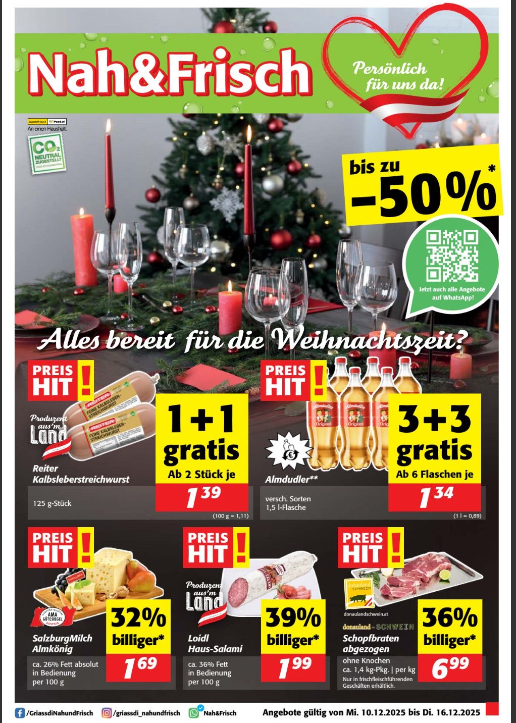 Eine Werbung zeigt eine festliche Weihnachtstischdekoration mit verschiedenen Lebensmitteln. Zu den Produkten gehören Kalbsleberstreichwurst, Almdudler, Käse, Fleisch und mehr. Die Werbung hebt Preissenkungen von bis zu 50% hervor und enthält einen QR-Code für weitere Angebote auf WhatsApp.