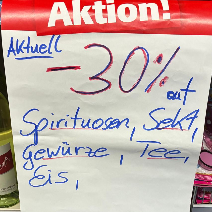 Ein Werbeposter mit 'Aktion!' oben. Es bewirbt einen 30% Rabatt auf Spirituosen, SEKT, Wein, Tee und Eis.