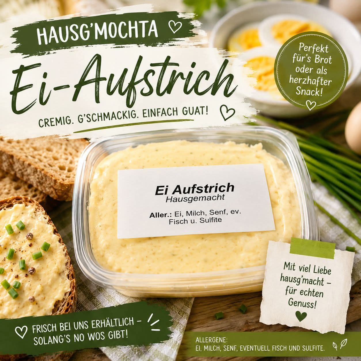 Ein Behälter mit hausgemachtem Eieraufstrich mit einem Etikett, auf einer Holzoberfläche platziert, mit Brot und Eiern im Hintergrund. Das Etikett liest sich 'Ei Aufstrich' und listet Zutaten wie Eier, Milch und Schnittlauch auf. Ein Zettel sagt 'Mit viel Liebe gemacht'.