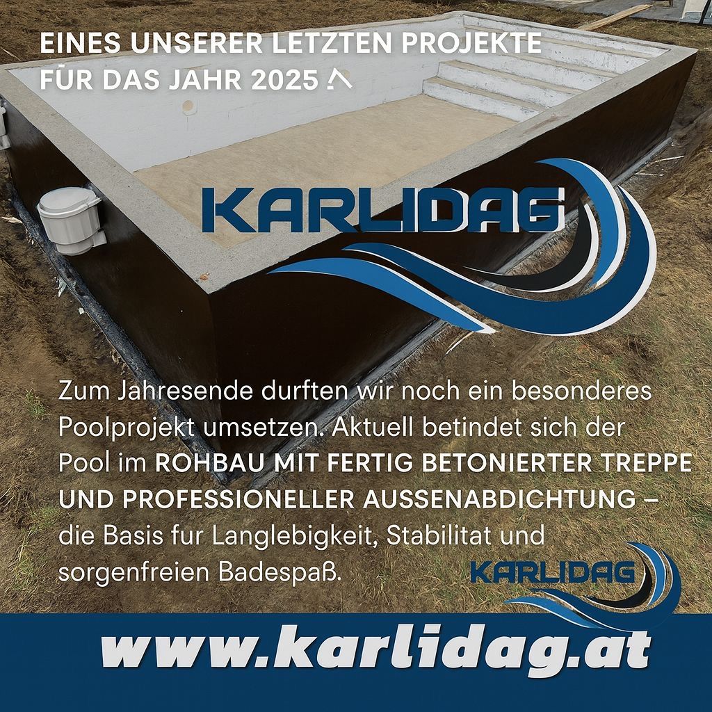 Eine Werbung für Karlidag zeigt einen Pool im Bau mit Betonstufen und professioneller Außenabdichtung. Der Pool befindet sich derzeit in der Rohbauphase mit fertigen Betonstufen und professioneller Außenabdichtung. Er verspricht Langlebigkeit, Stabilität und sorgenfreien Badespaß. Besuchen Sie www.karlidag.at.