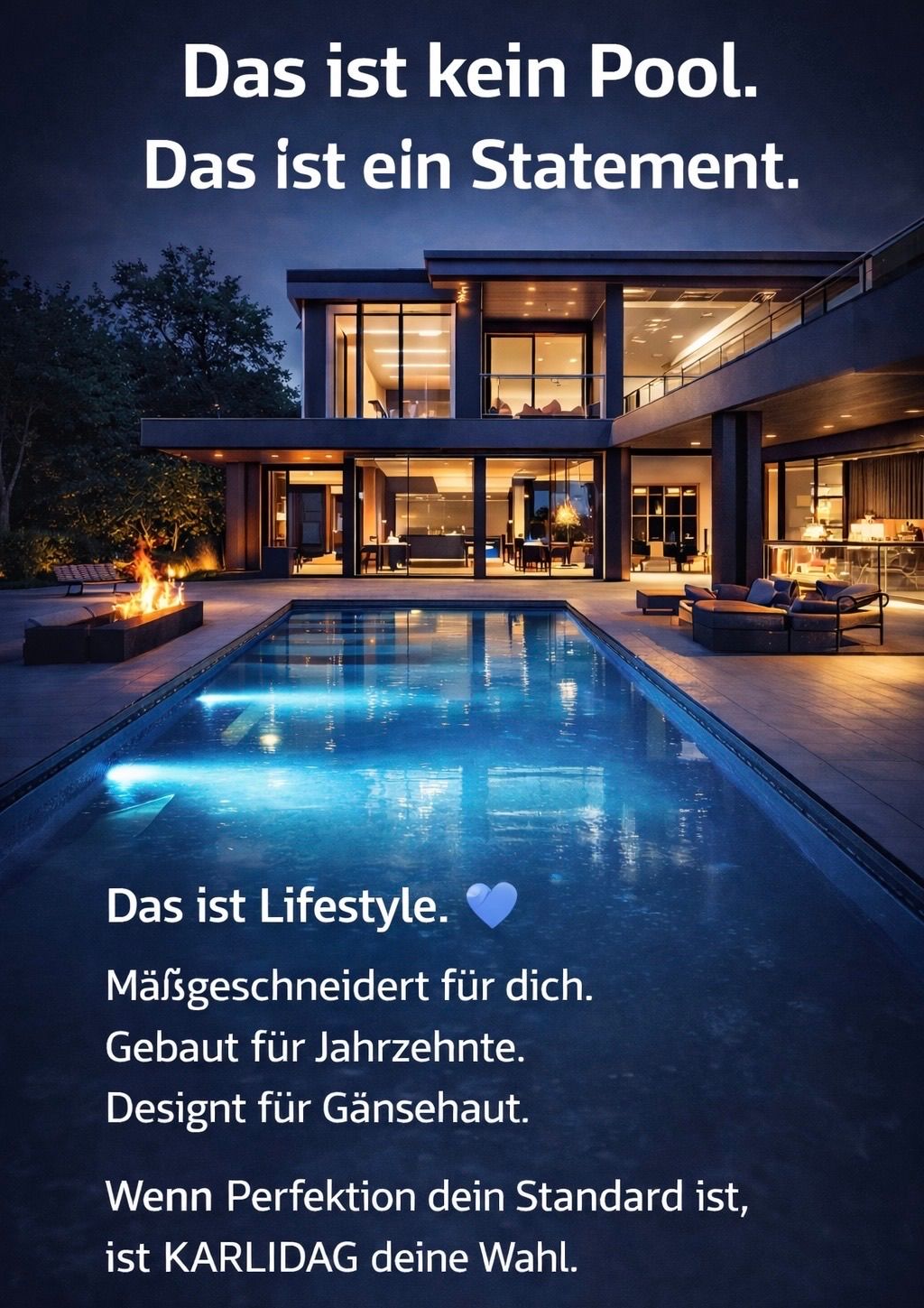 Ein modernes Haus mit Pool und Feuerstelle, umgeben von einer Terrasse mit Liegestühlen. Das Haus hat große Fenster und einen Balkon. Es ist Nacht, und der Bereich ist beleuchtet.