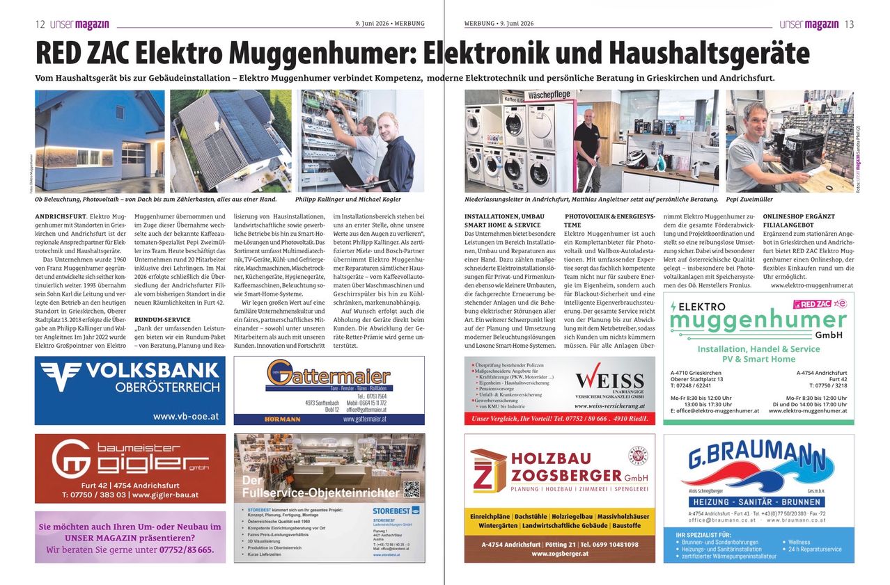 Zwei Männer arbeiten in einem modernen Installationsbereich. Ein Mann repariert eine Maschine, während der andere an einem Laptop arbeitet. In einem anderen Bereich hält ein Mann ein Gerät und ein Mann steht neben ihm. Um sie herum befinden sich verschiedene Maschinen und Werkzeuge. In der unteren linken Ecke befindet sich ein Wasserzeichen.