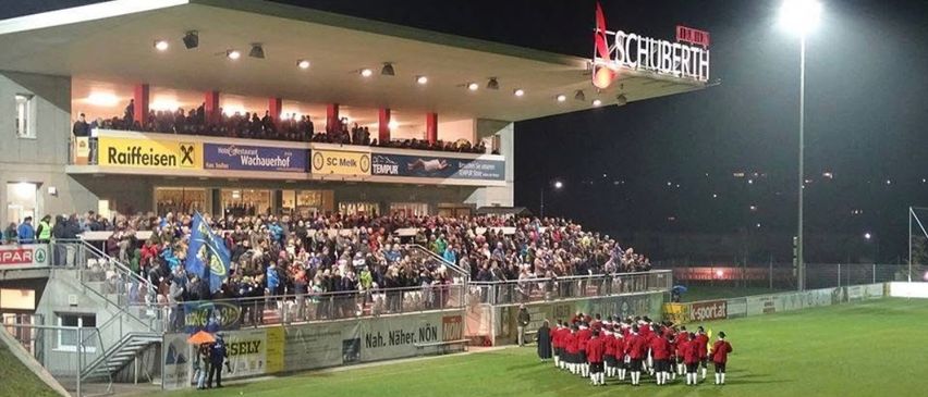 Bild enthält, People, Person, Field, Crowd