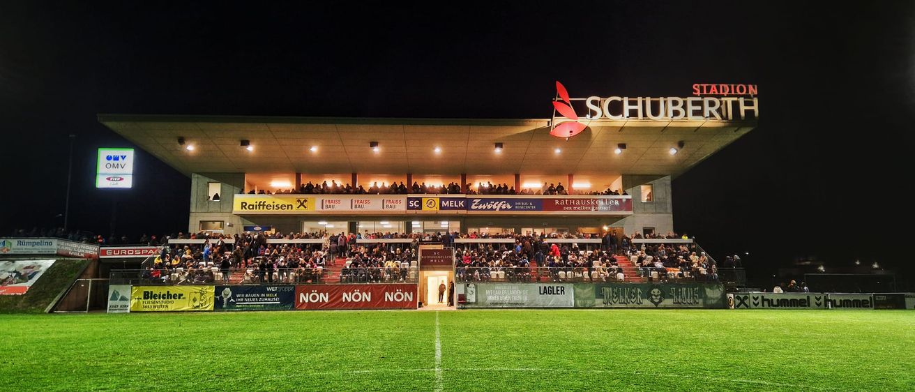Bild enthält, Field, People, Person, Crowd, Architecture, Arena, Building, Stadium, Baseball Game, Sport