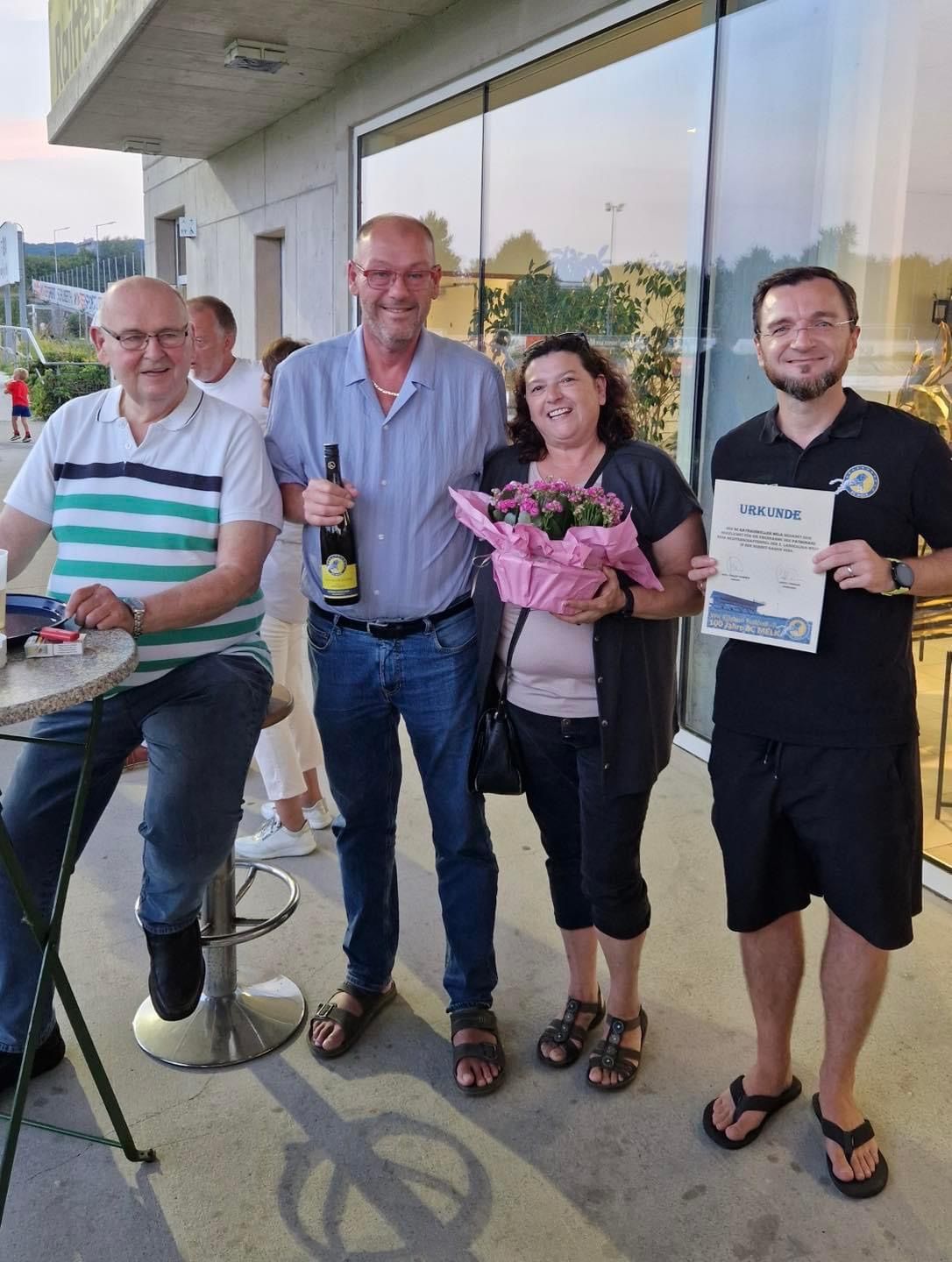 Bild enthält, Pants, Sandal, Person, Portrait, People, Adult, Female, Woman, Male, Man