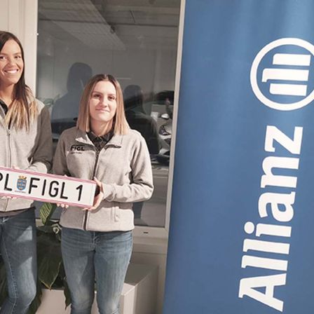 Bild enthält, Advertisement, Adult, Female, Person, Woman, Text, Jeans, Poster, Number, Face