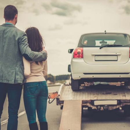 Bild enthält, Adult, Male, Man, Person, Coat, Car, Jeans, Pants, Vacation, Wheel