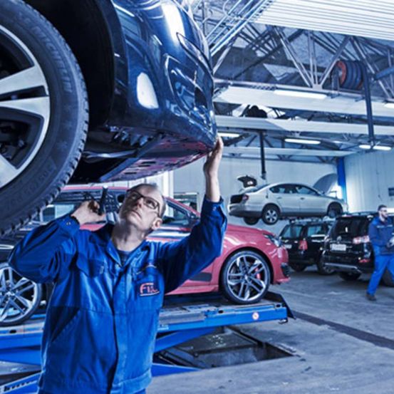 Bild enthält, Factory, Manufacturing, Workshop, Wheel, Adult, Male, Man, Person, Tire, Alloy Wheel