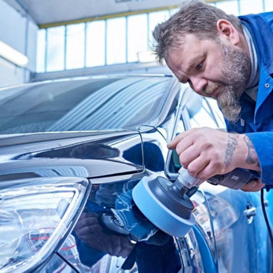 Bild enthält, Adult, Male, Man, Person, Vehicle, Car