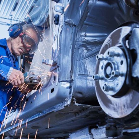 Bild enthält, Person, Worker, Adult, Male, Man, Face, Head, Wheel, Metalworking, Manufacturing
