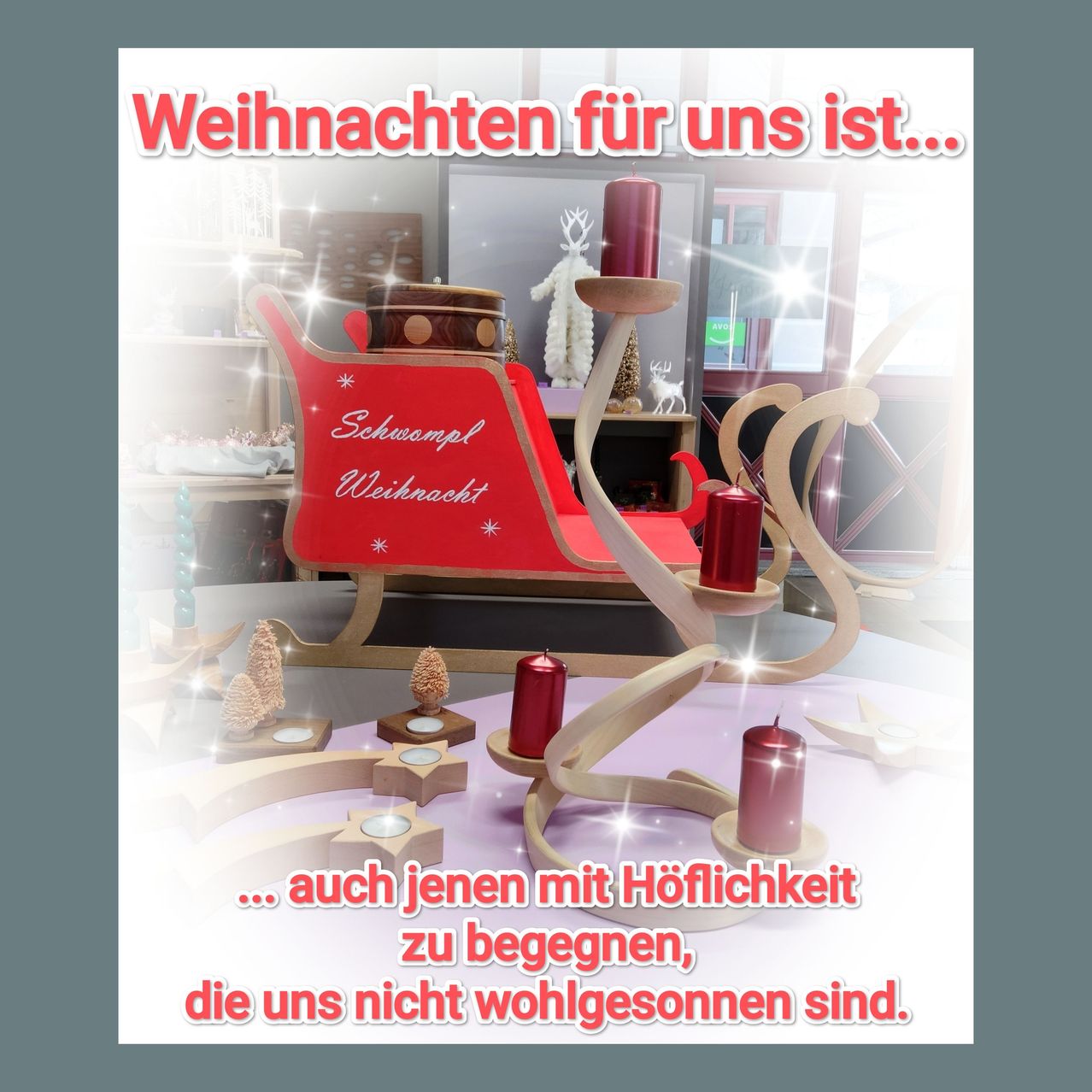 Weihnachtskarte mit einem Schlitten, Kerzen und Dekorationen. Der Text lautet 'Weihnachten für uns ist... auch jenen mit Höflichkeit zu begegnen, die uns nicht wohlgesonnen sind.'