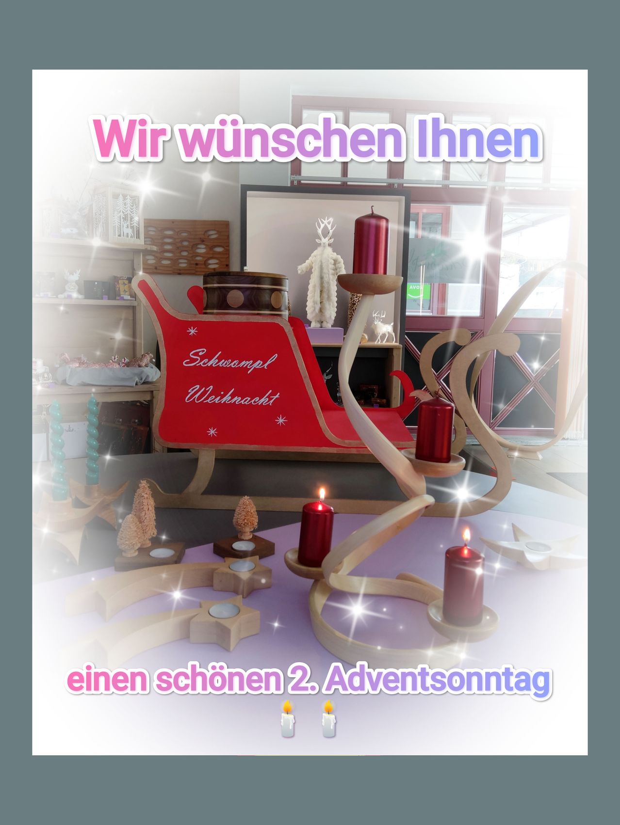 Ein Weihnachtsschlitten mit Kerzen und einer festlichen Botschaft. Dahinter befinden sich Regale mit verschiedenen Gegenständen und eine Tür mit einem Glasfenster. Das Bild hat einen funkelnden Effekt.