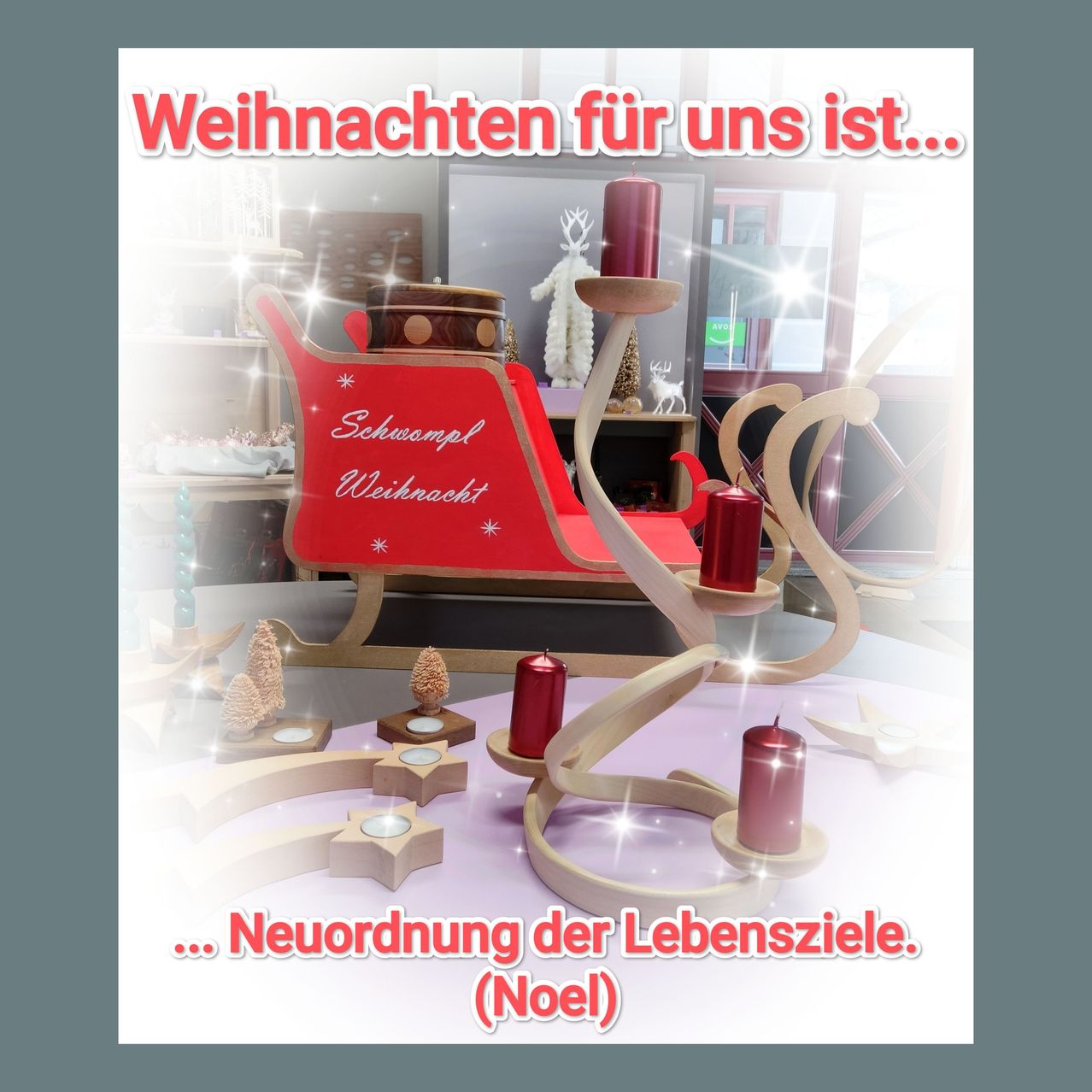 Ein rot-weißer Weihnachtsschlitten, mit Schneeflocken verziert, steht vor einem Kerzenständer. Der Schlitten trägt die Aufschrift 'Schwampf Weihnacht'. Das Bild hat einen Text, der lautet: 'Weihnachten für uns ist...'