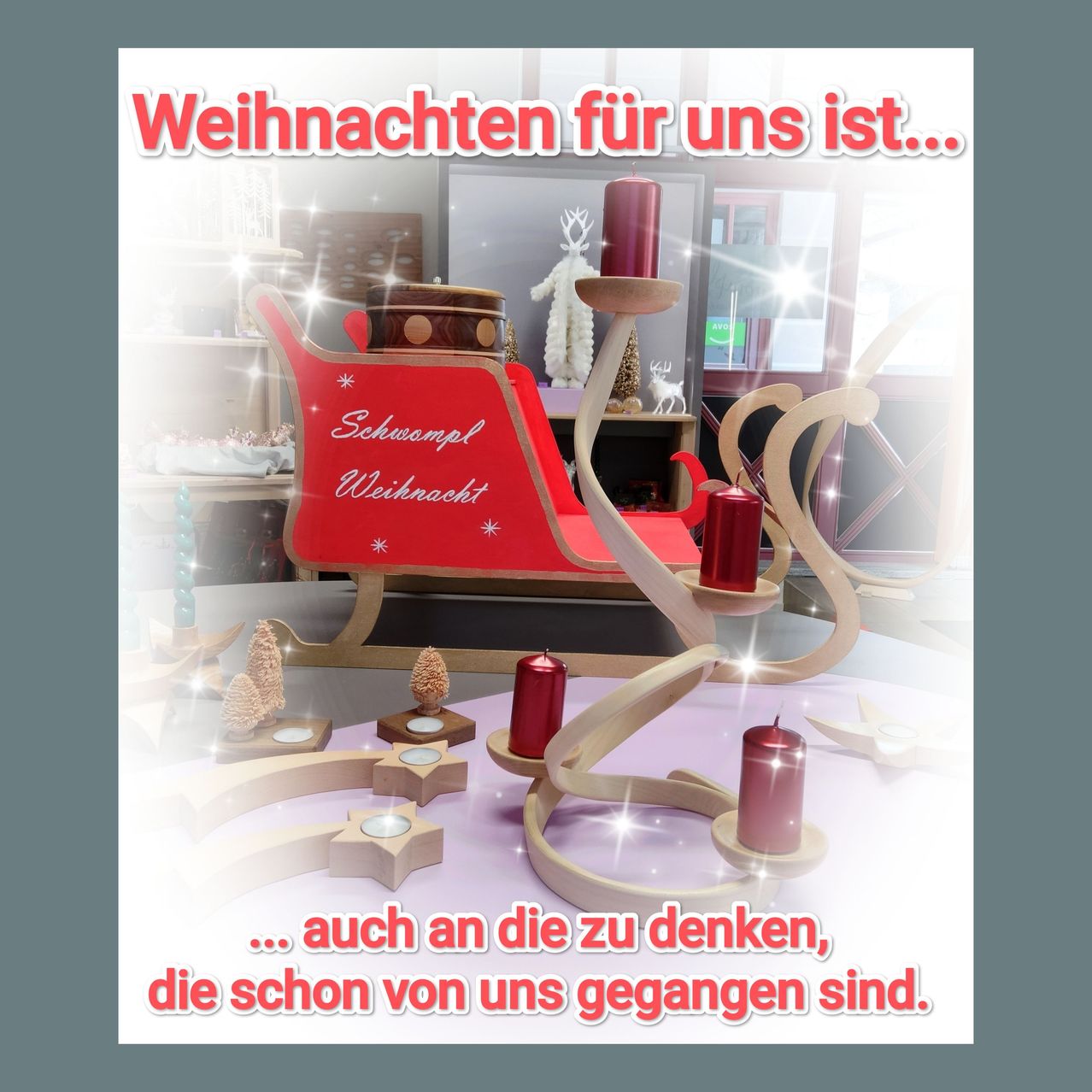Eine Werbung mit einem Weihnachtsschlitten in der Mitte, umgeben von Kerzen und Ornamenten. Der Text lautet 'Weihnachten fur uns ist...' und '...auch an die zu denken, die schon von uns gegangen sind.' Der Hintergrund ist verschwommen und festlich.