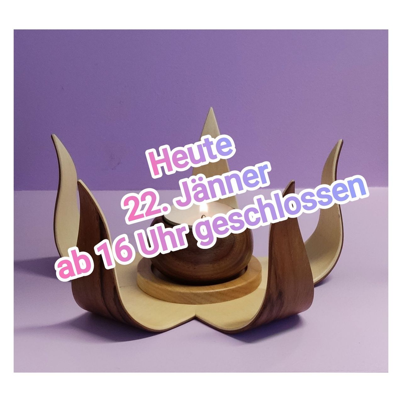 Ein holzner Kerzenhalter mit einer brennenden Kerze wird auf einem lila Hintergrund angezeigt. Der Text lautet 'Heute 22. Januar um 16 Uhr geöffnet'.