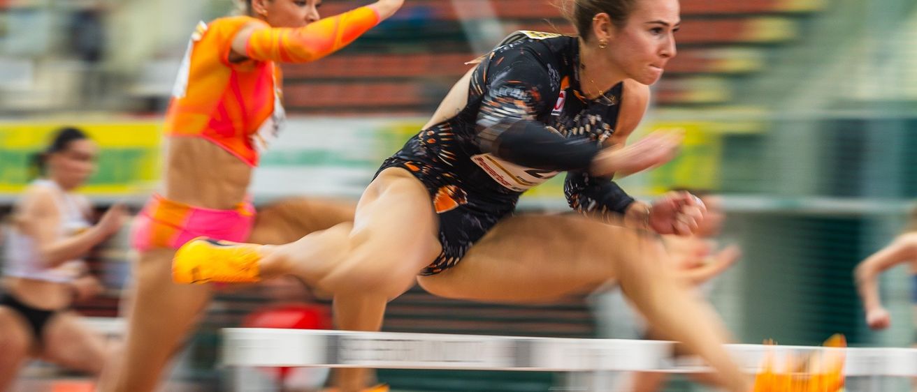 Bild enthält, Adult, Female, Person, Woman, People, Shoe, Running Track, Necklace, Face, Shorts