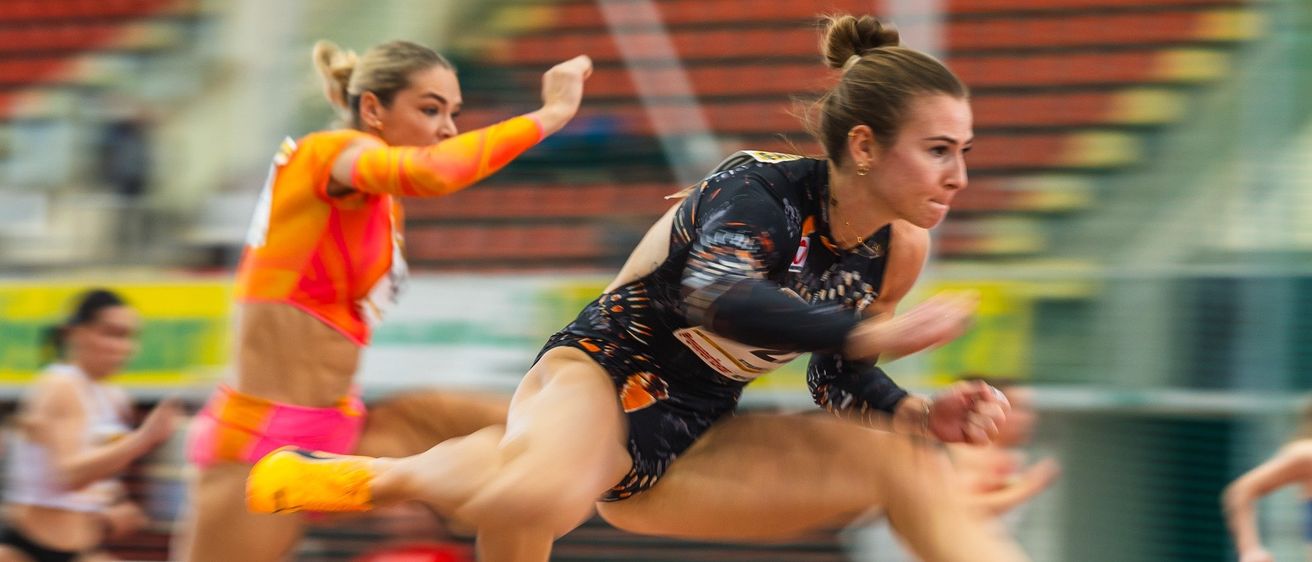 Bild enthält, Adult, Female, Person, Woman, People, Shoe, Running Track, Necklace, Face, Shorts