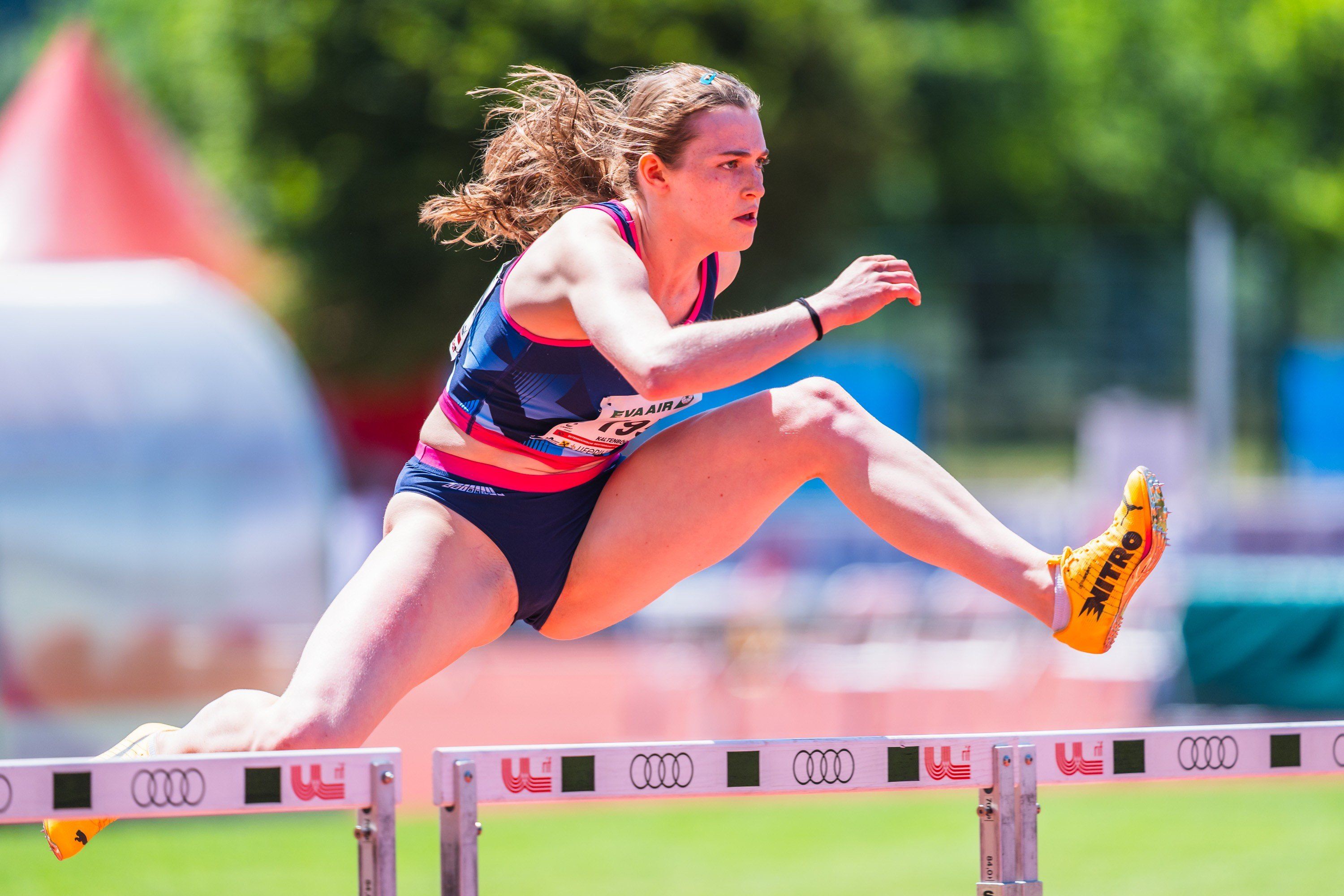 Klara Kaltenbäck über die Hürden