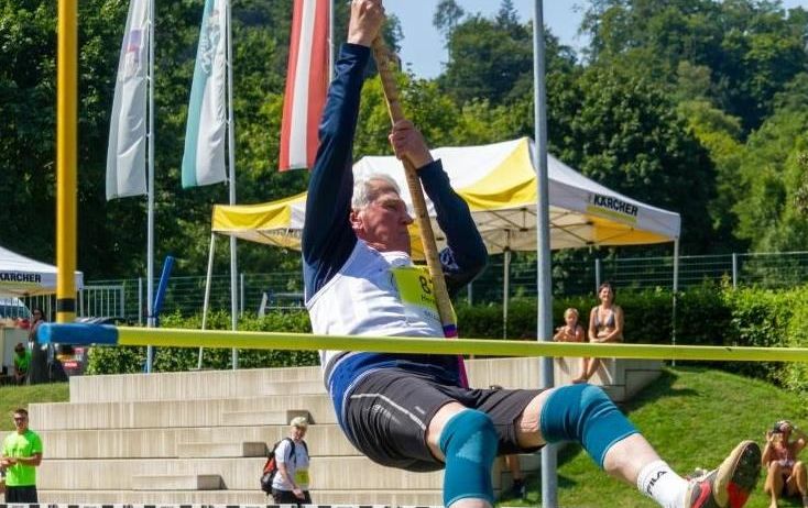 Unser ältester Teilnehmer beim Stabhochsprung