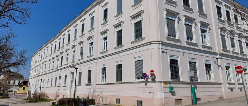 Bild enthält, City, Building, Office Building, Corner, Urban, Street, Apartment Building, High Rise, Condo, Intersection