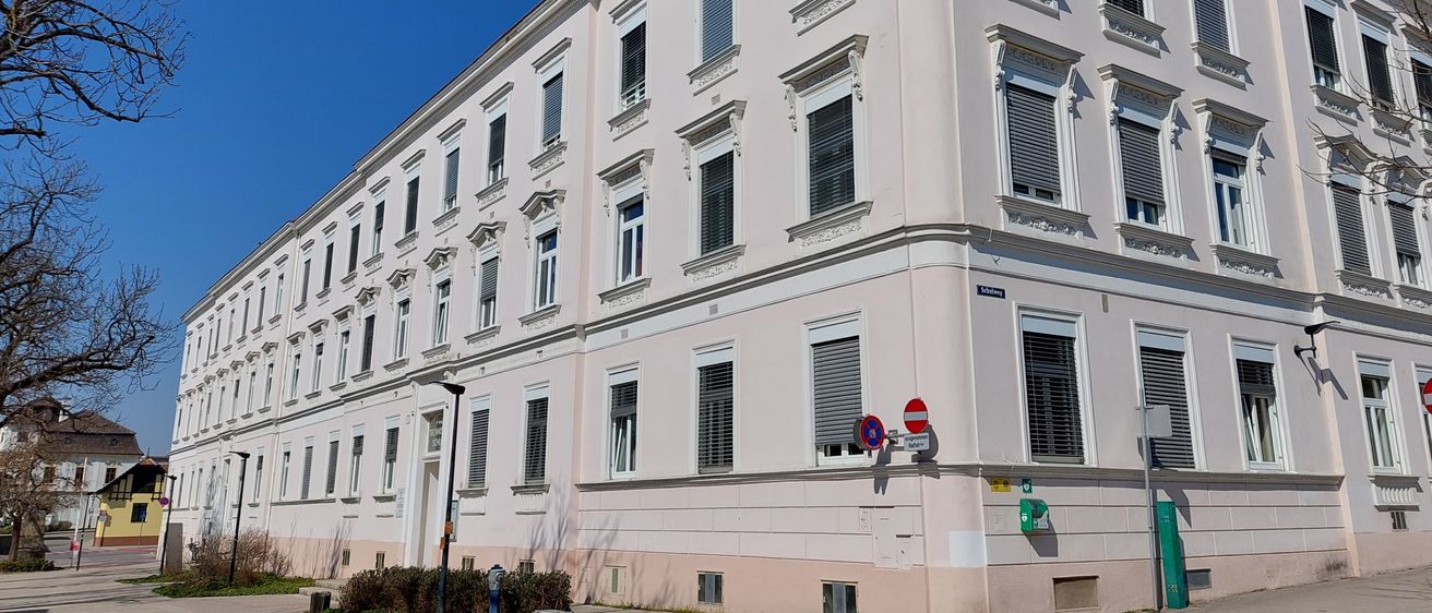 Bild enthält, City, Building, Office Building, Corner, Urban, Apartment Building, High Rise, Street, Intersection, Condo